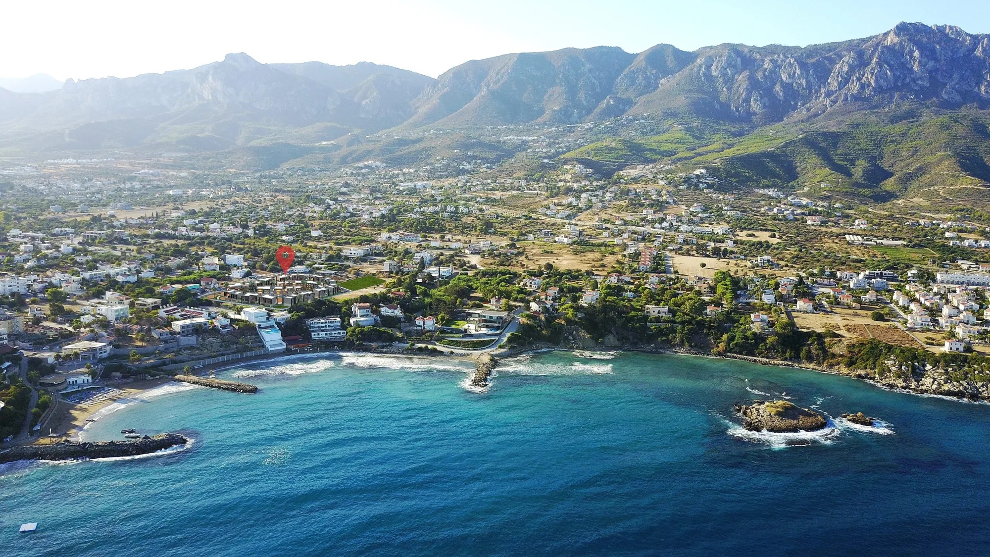Girne sahili ve Kervansaray Loft projesinin havadan görünümü