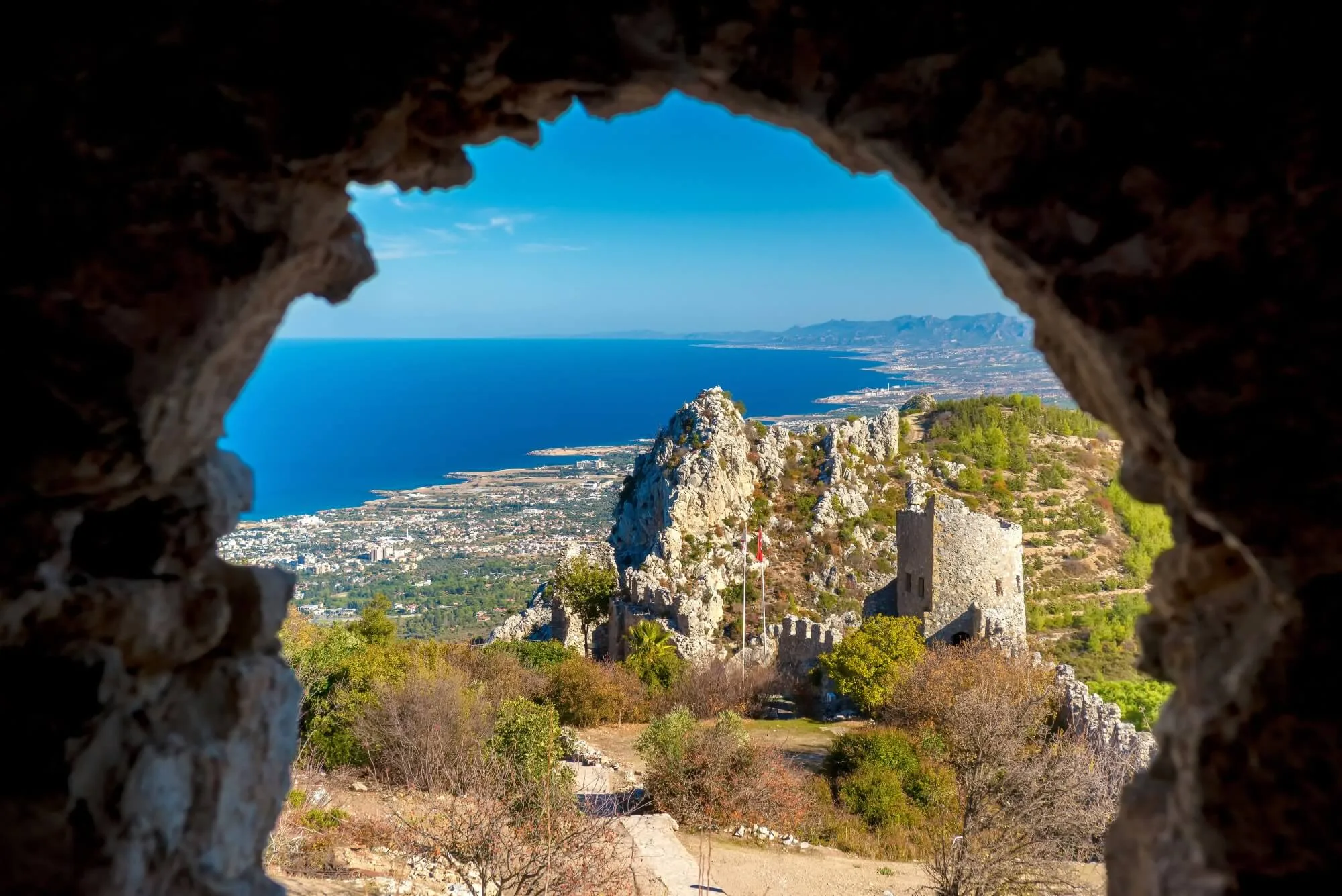 St. Hilarion'dan Girne ve Akdeniz manzarası